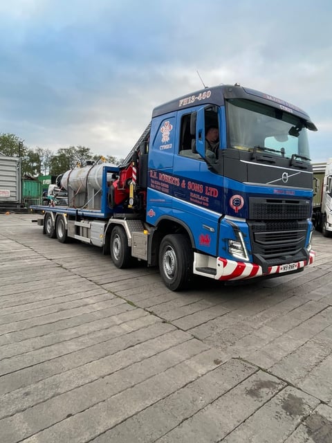 RN Roberts lorry carrying a large industrial pressure vessel
