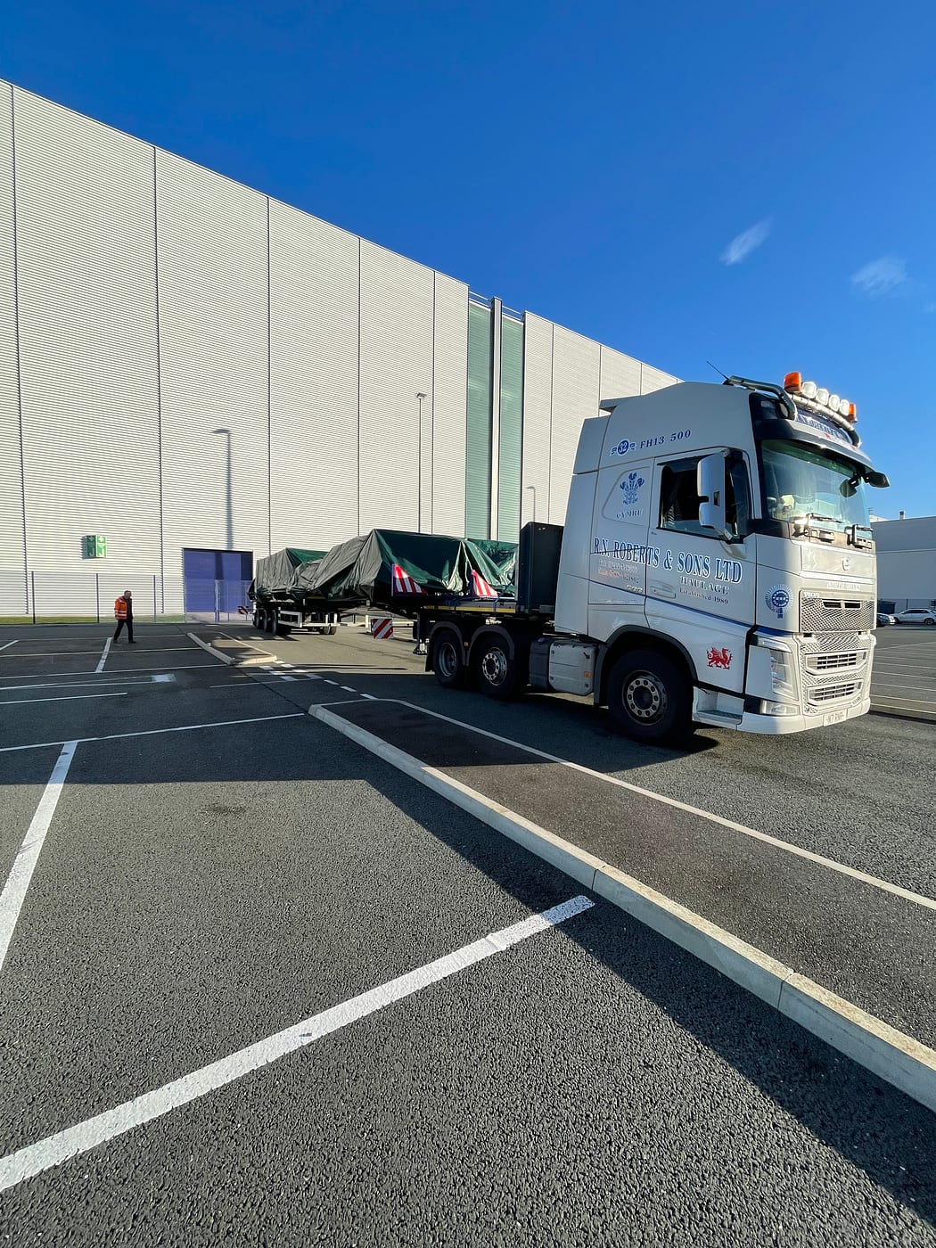 RN Roberts extendable trailer carrying an aviation component