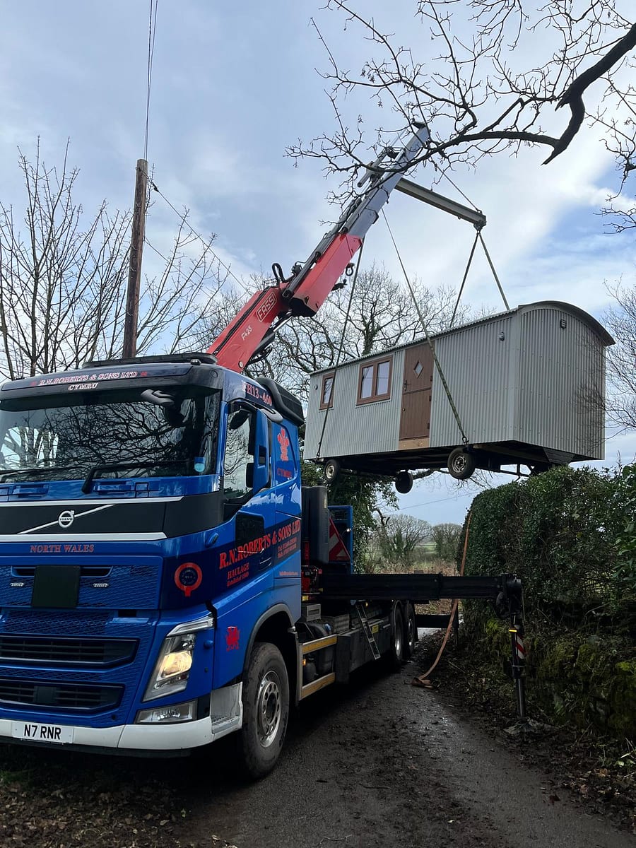 RN Roberts HIAB crane lifting a cabin at reach