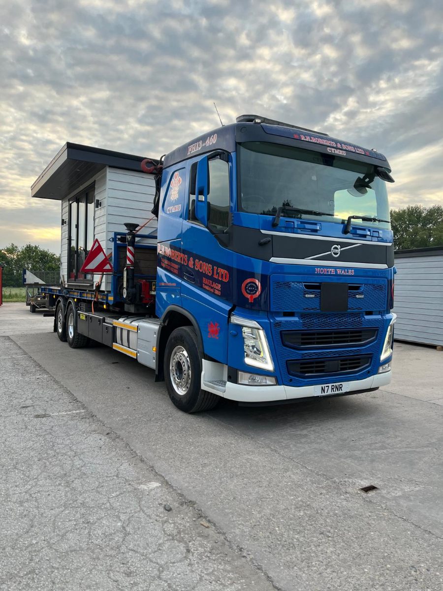 RN Roberts HIAB delivering a garden room